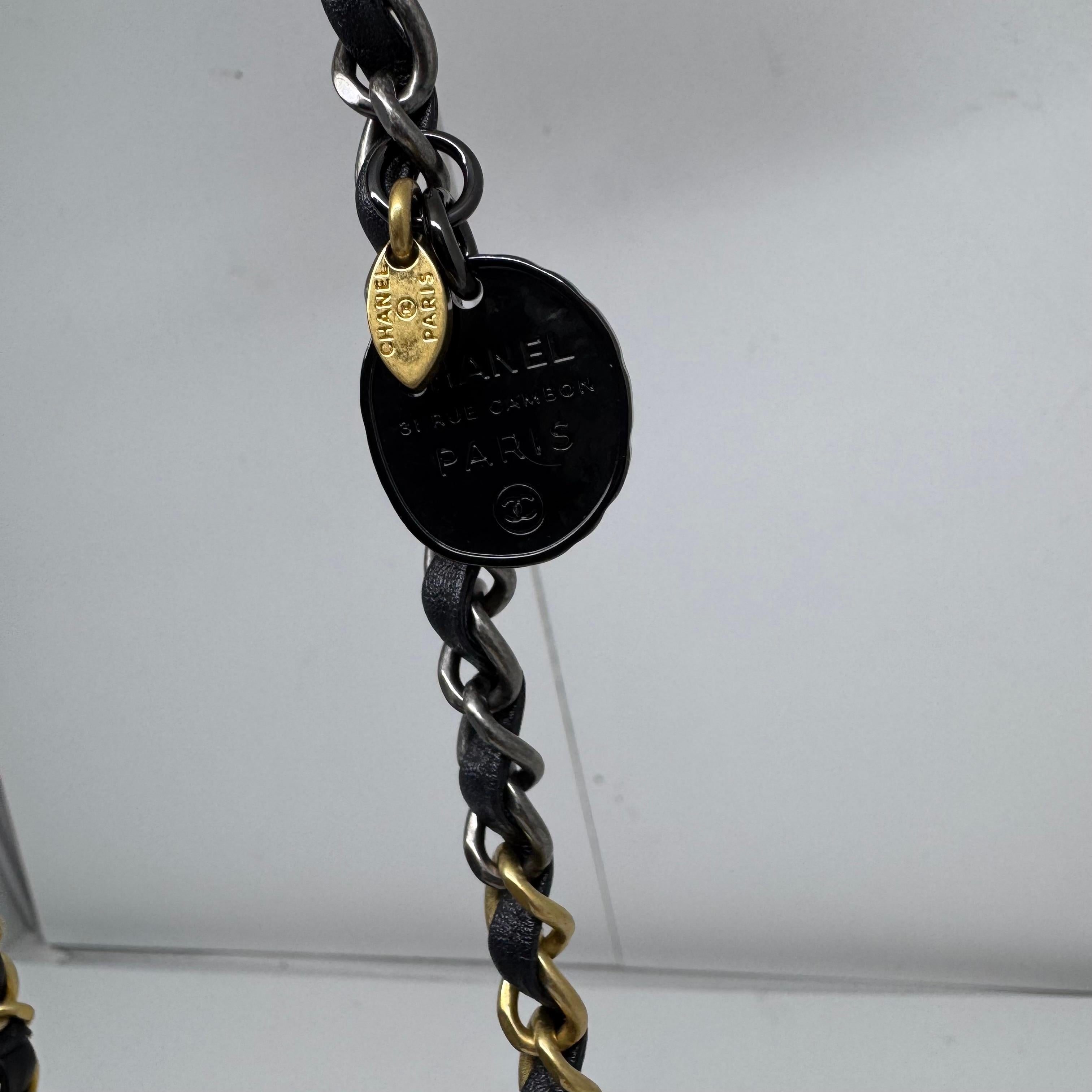 2022 Chanel Mini Coco Clips in pelle d'agnello nera con patta con charme in vendita 7
