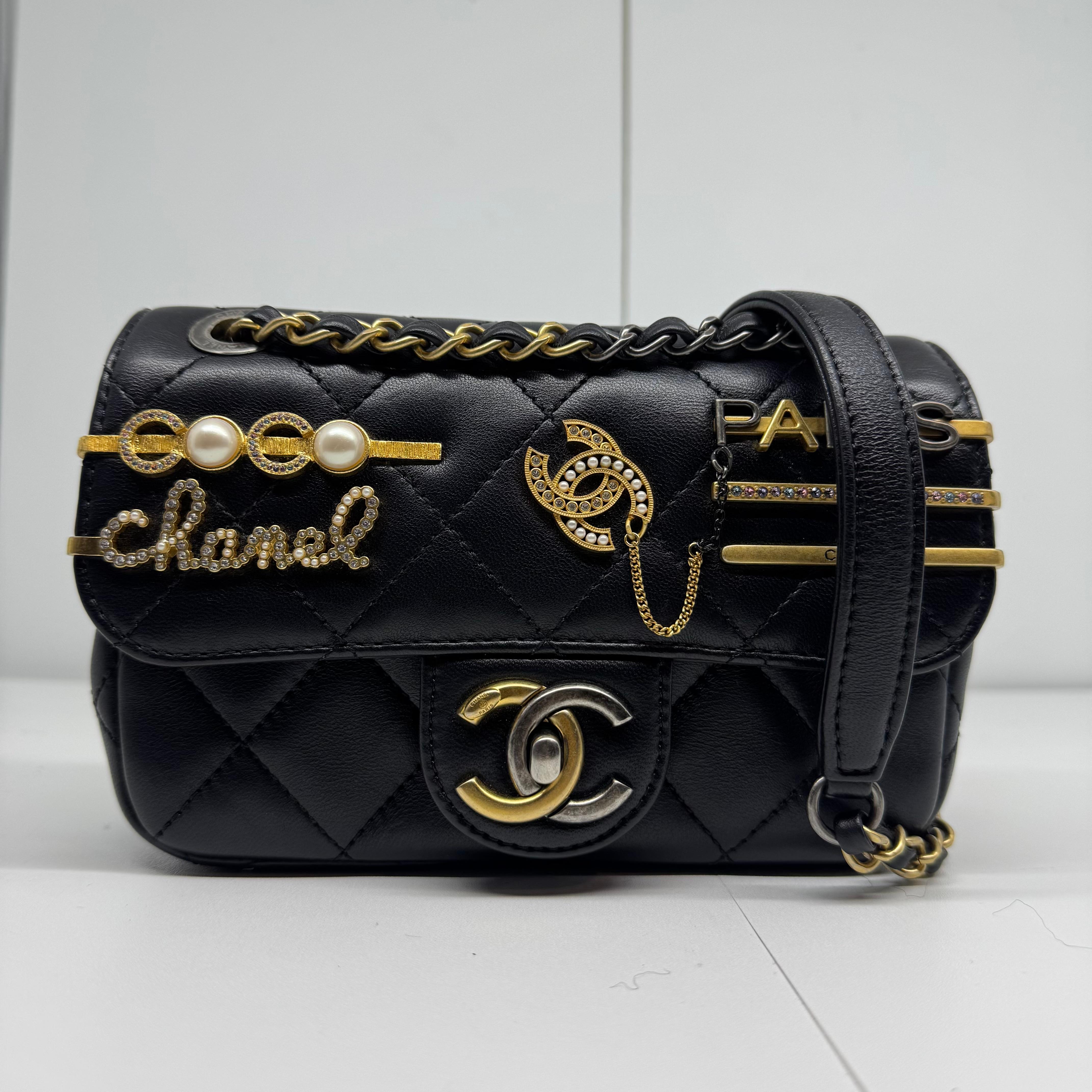 2022 Chanel Mini Coco Clips in pelle d'agnello nera con patta con charme in vendita 8