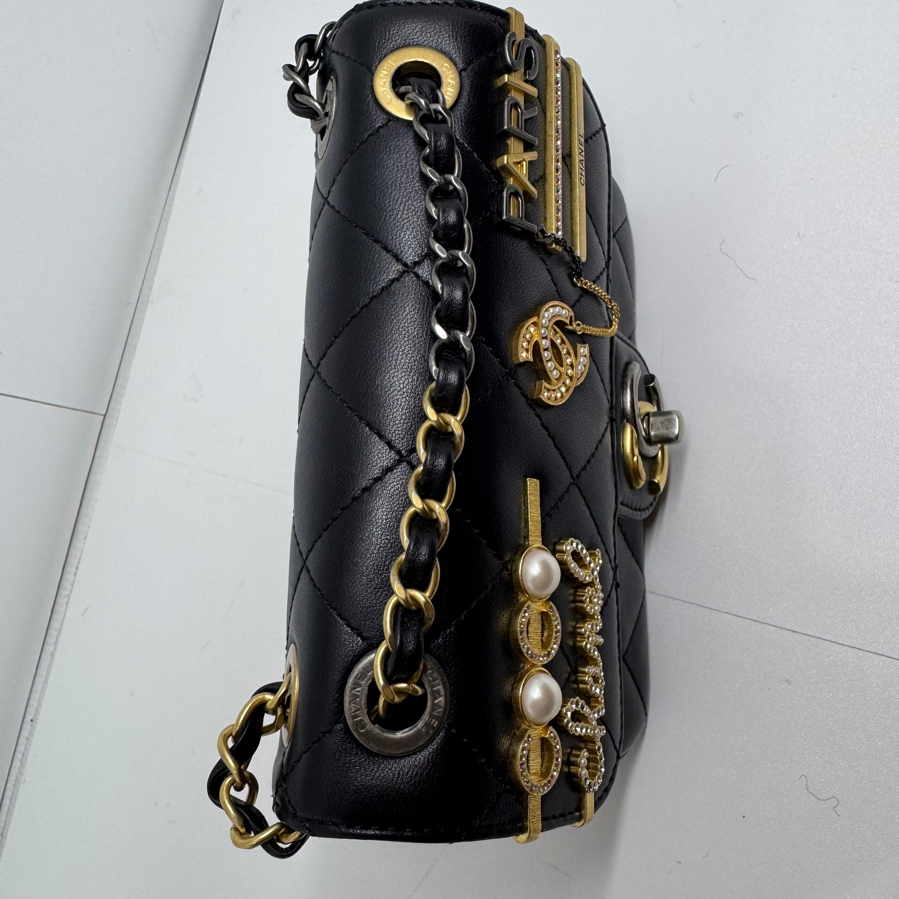 2022 Chanel Mini Coco Clips in pelle d'agnello nera con patta con charme in vendita 9