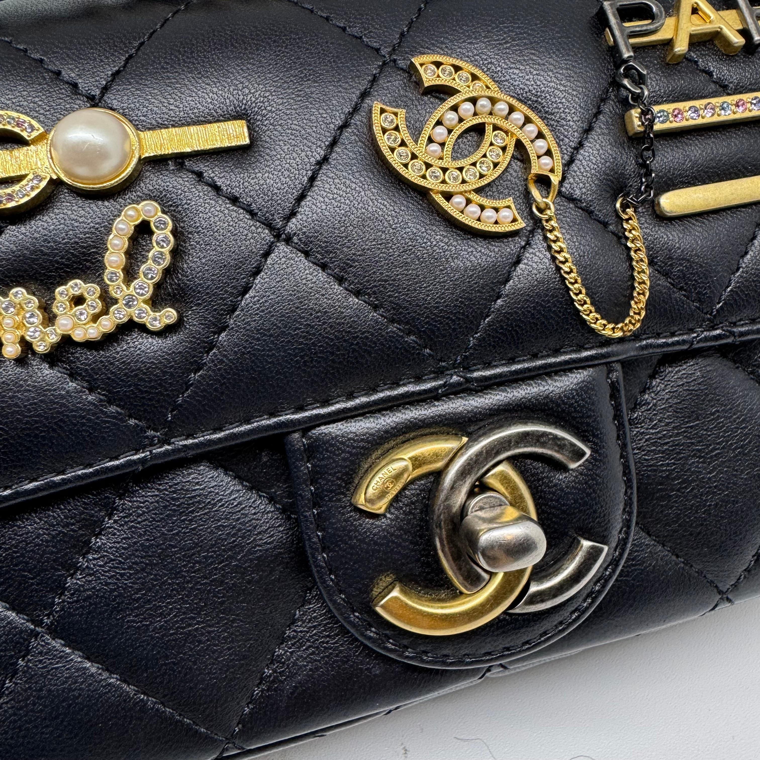 2022 Chanel Mini Coco Clips in pelle d'agnello nera con patta con charme in vendita 10