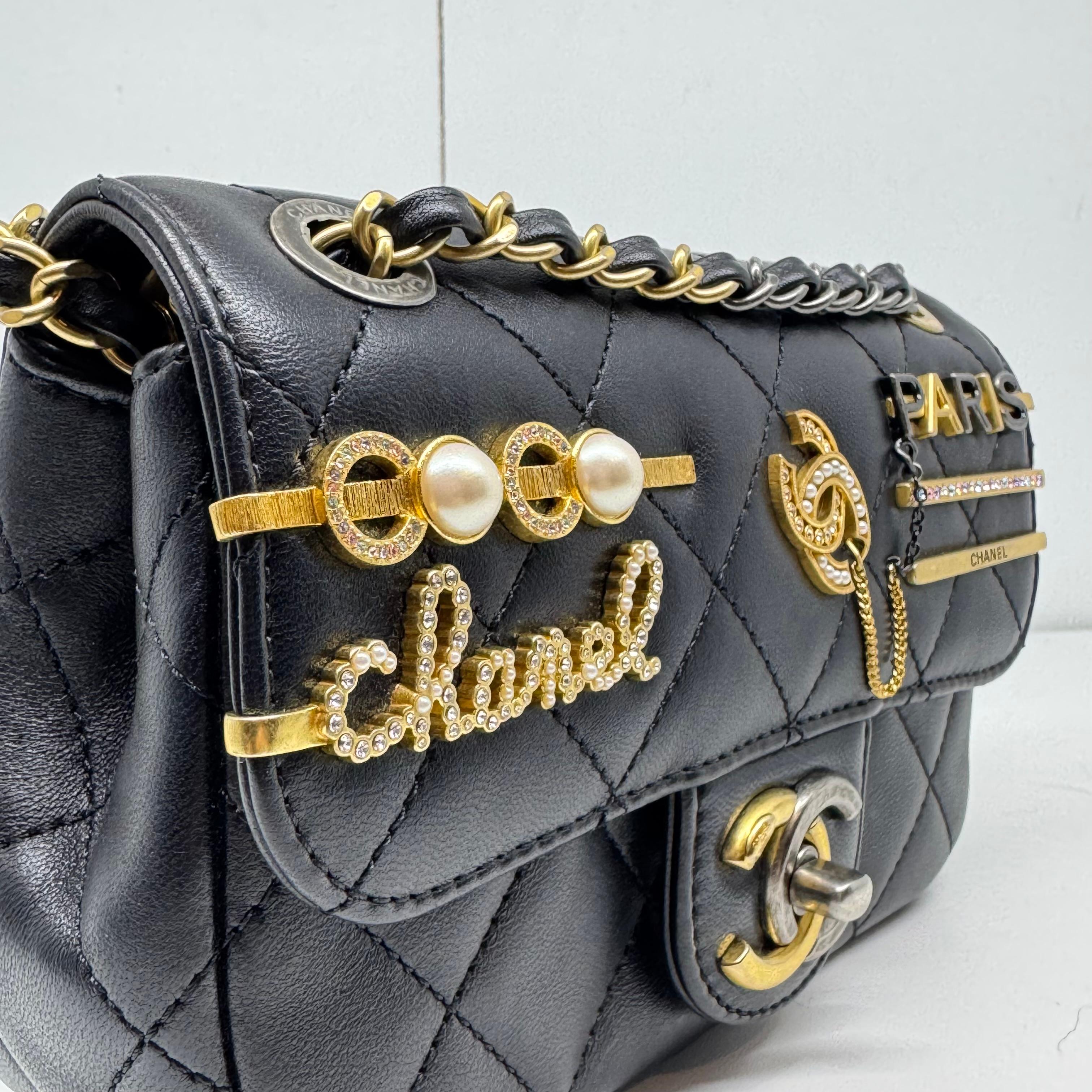 2022 Chanel Mini Coco Clips in pelle d'agnello nera con patta con charme in vendita 12