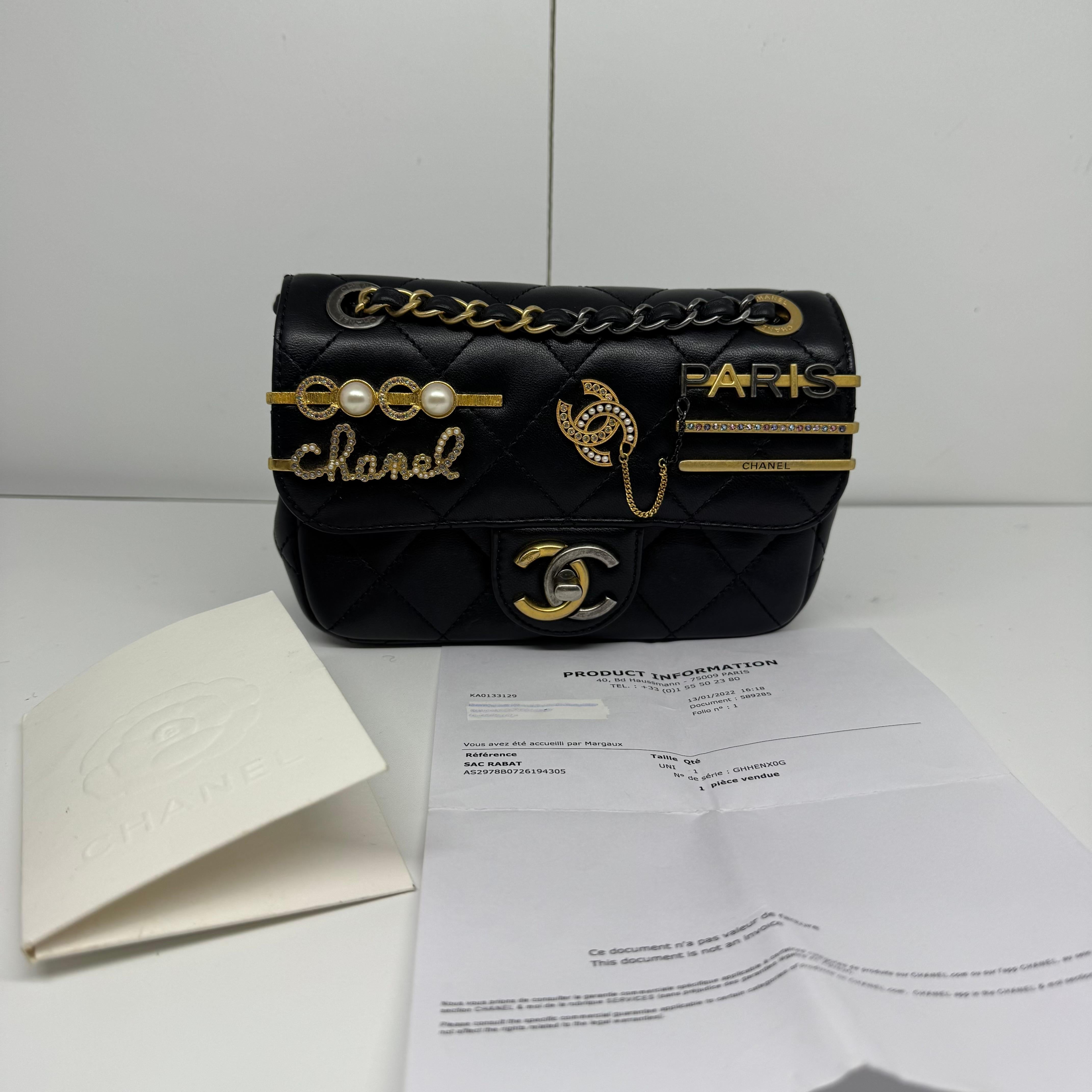 Rara borsa con patta con mini charme della stagione Coco Clips. In condizioni appena indossate, acquistato alla fine del 2022 a Parigi. Piccoli graffi dovuti alla conservazione e all'uso sulla superficie della pelle d'agnello. Un mix unico di