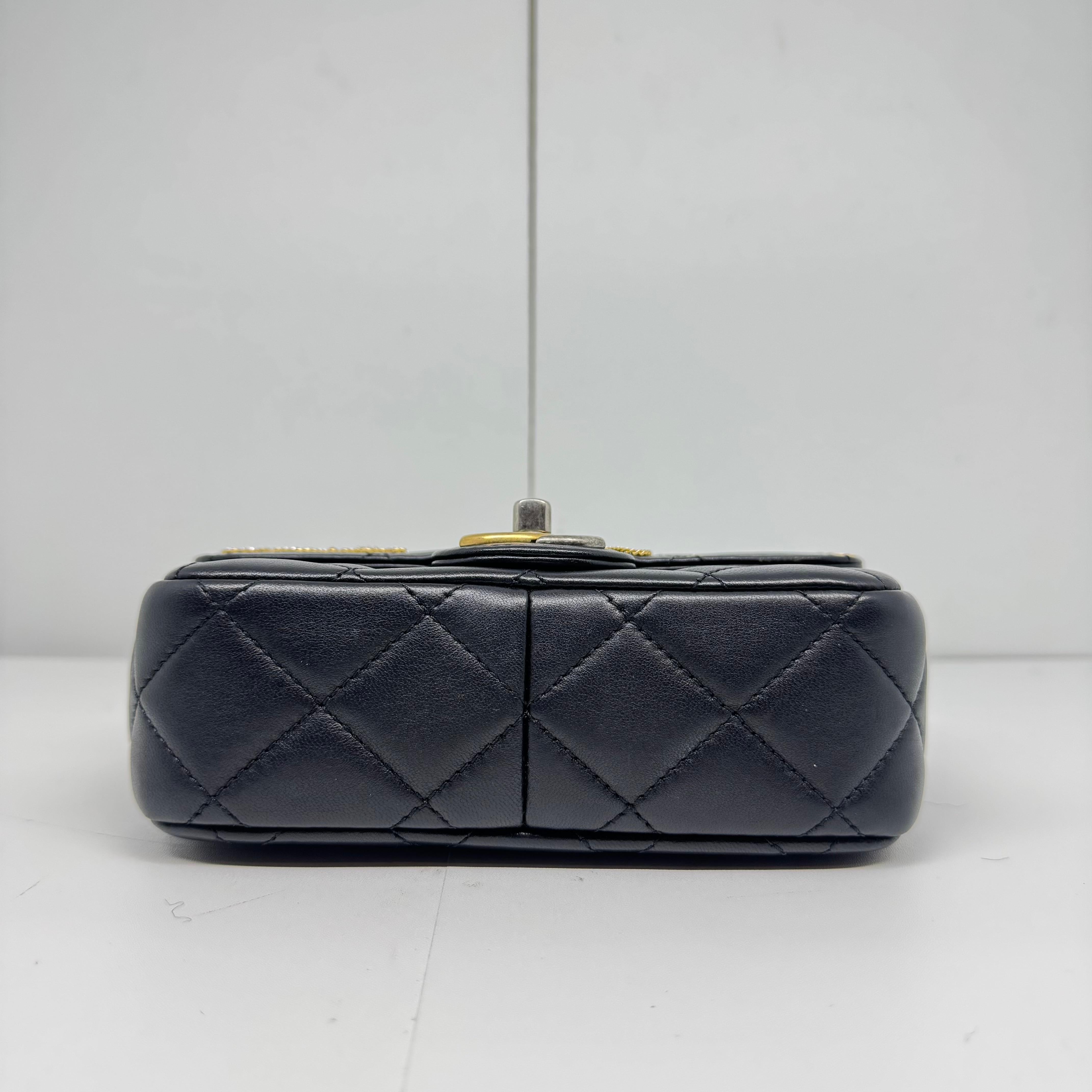 Nero 2022 Chanel Mini Coco Clips in pelle d'agnello nera con patta con charme in vendita