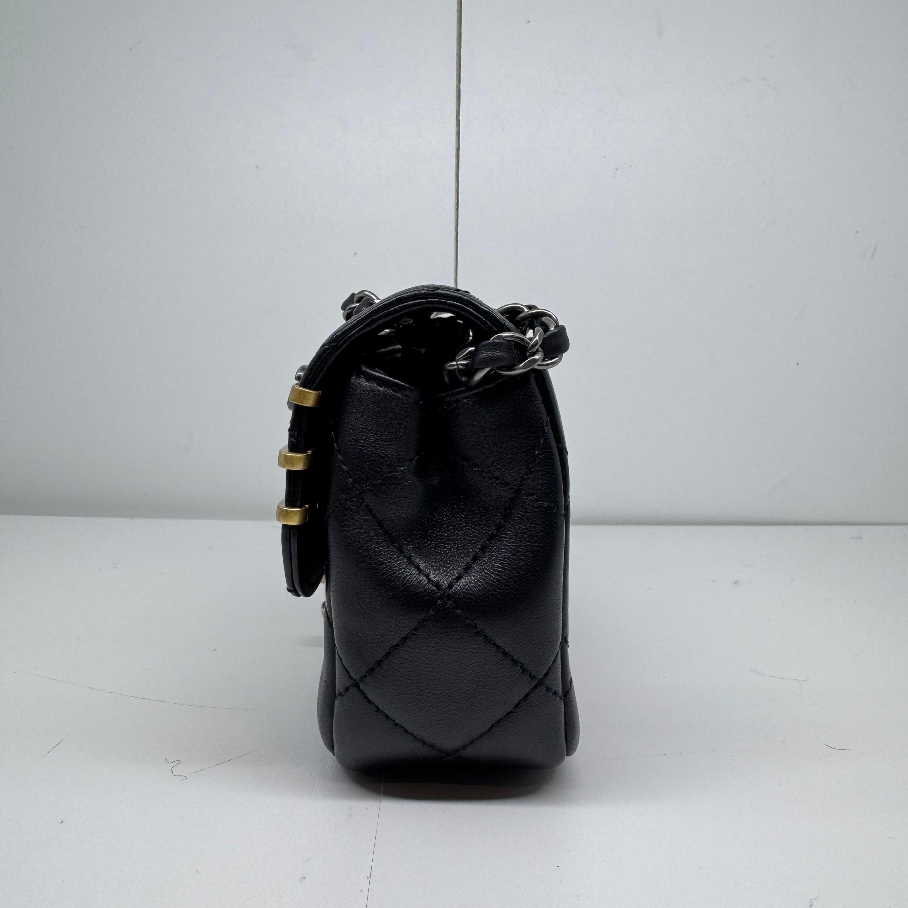 2022 Chanel Mini Coco Clips in pelle d'agnello nera con patta con charme In condizioni ottime in vendita a Jakarta, Daerah Khusus Ibukota Jakarta