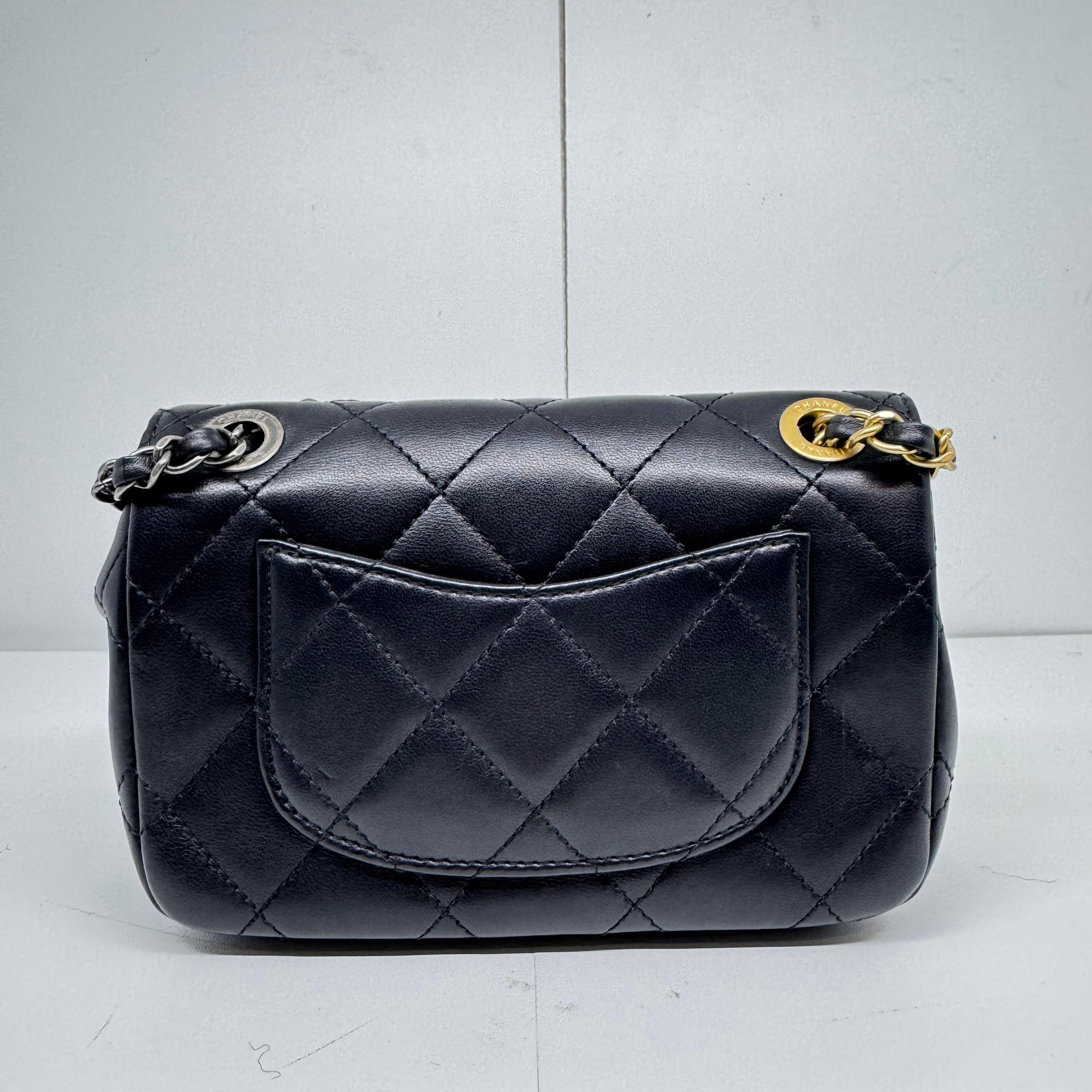 da uomo o donna 2022 Chanel Mini Coco Clips in pelle d'agnello nera con patta con charme in vendita