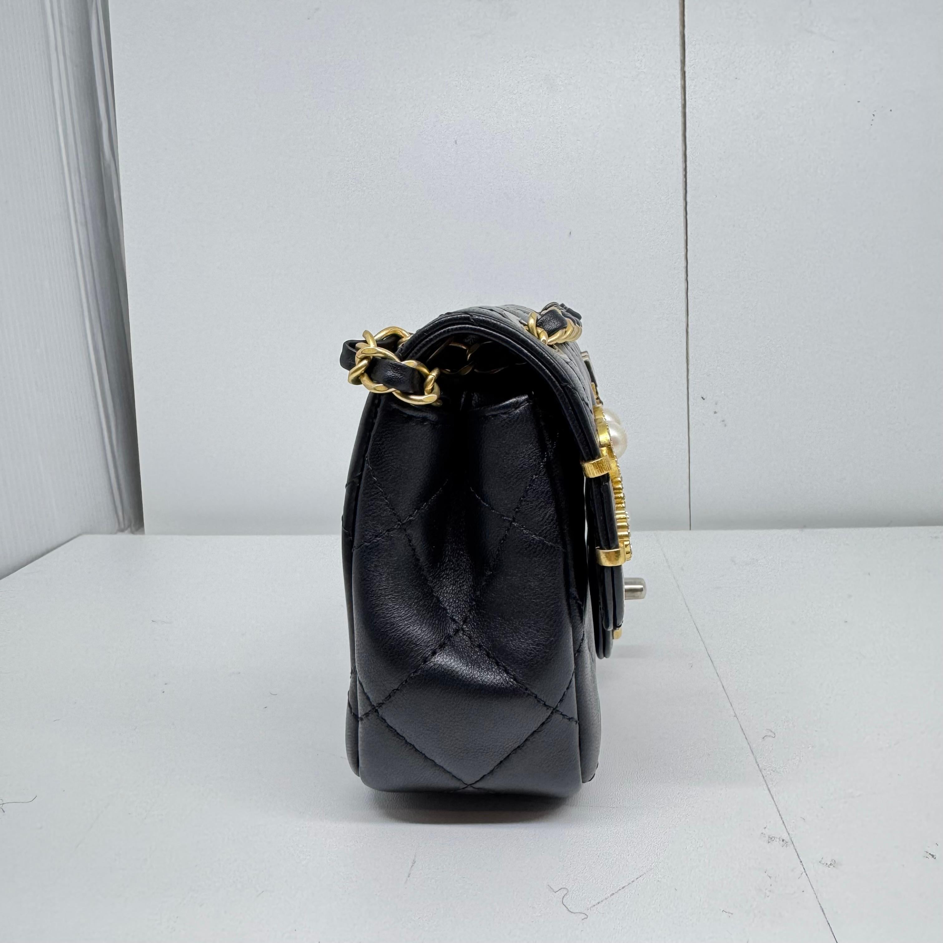 2022 Chanel Mini Coco Clips in pelle d'agnello nera con patta con charme in vendita 1