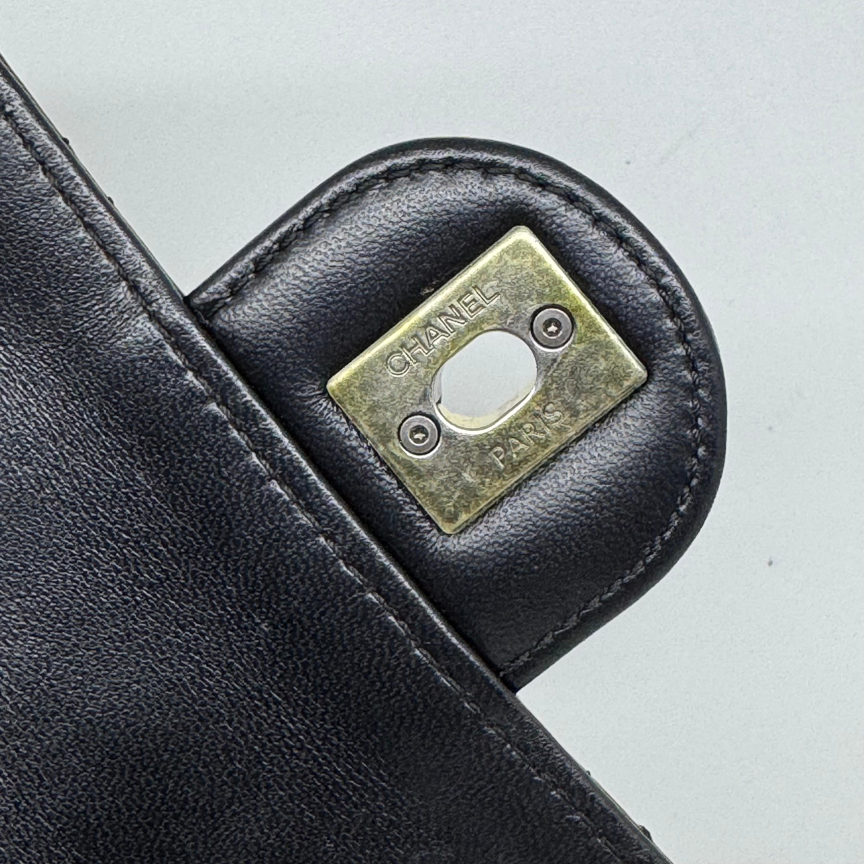 2022 Chanel Mini Coco Clips in pelle d'agnello nera con patta con charme in vendita 2