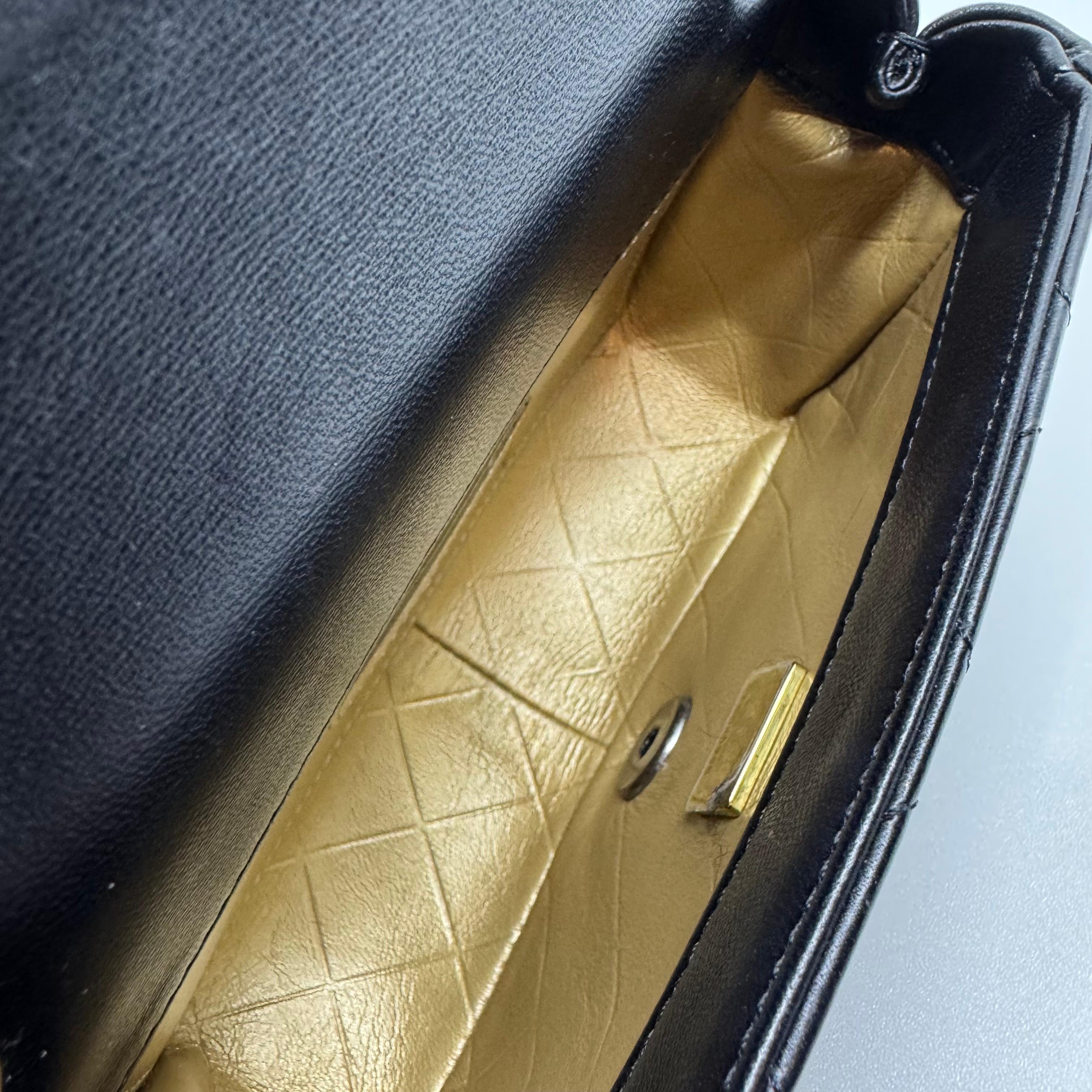 2022 Chanel Mini Coco Clips in pelle d'agnello nera con patta con charme in vendita 3