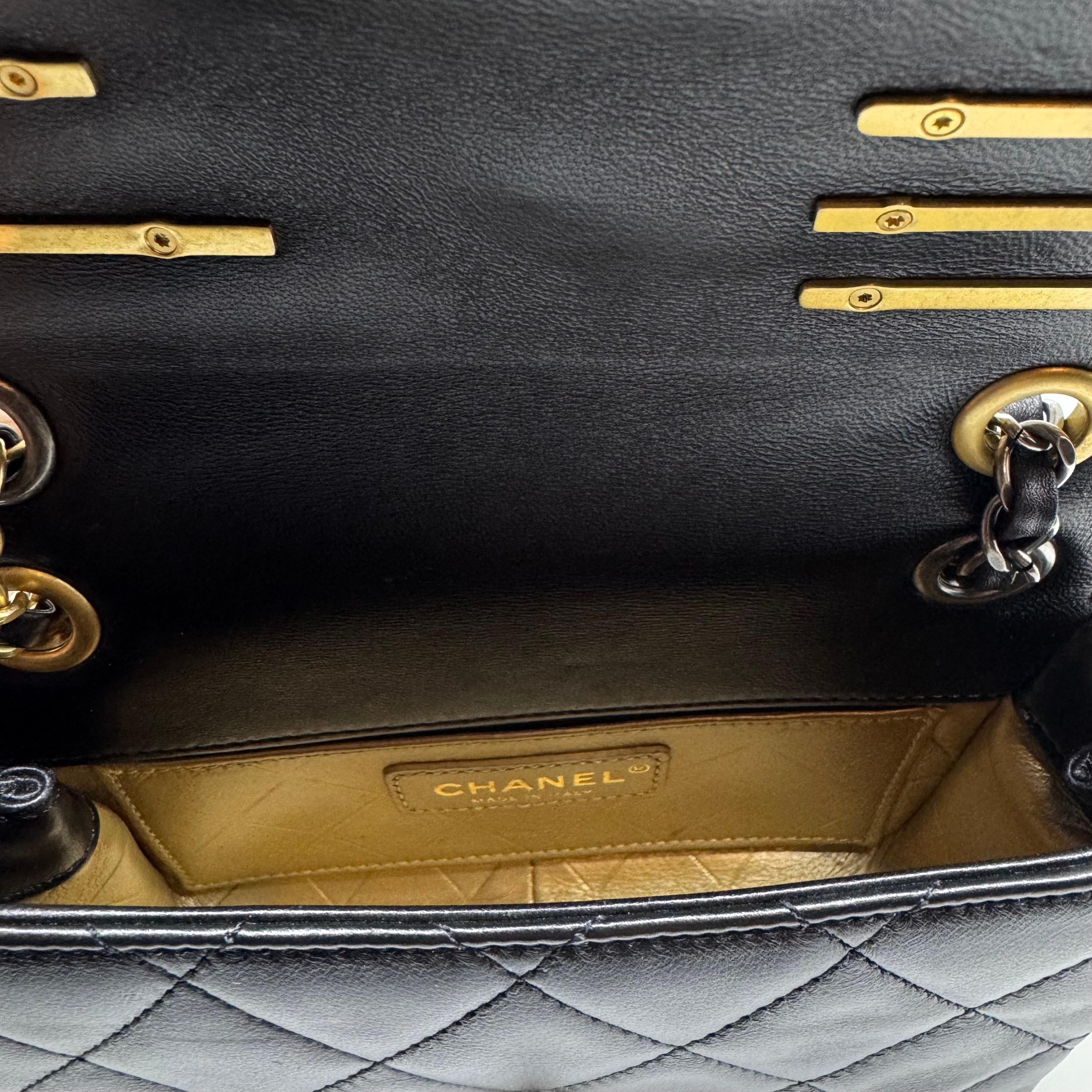 2022 Chanel Mini Coco Clips in pelle d'agnello nera con patta con charme in vendita 4