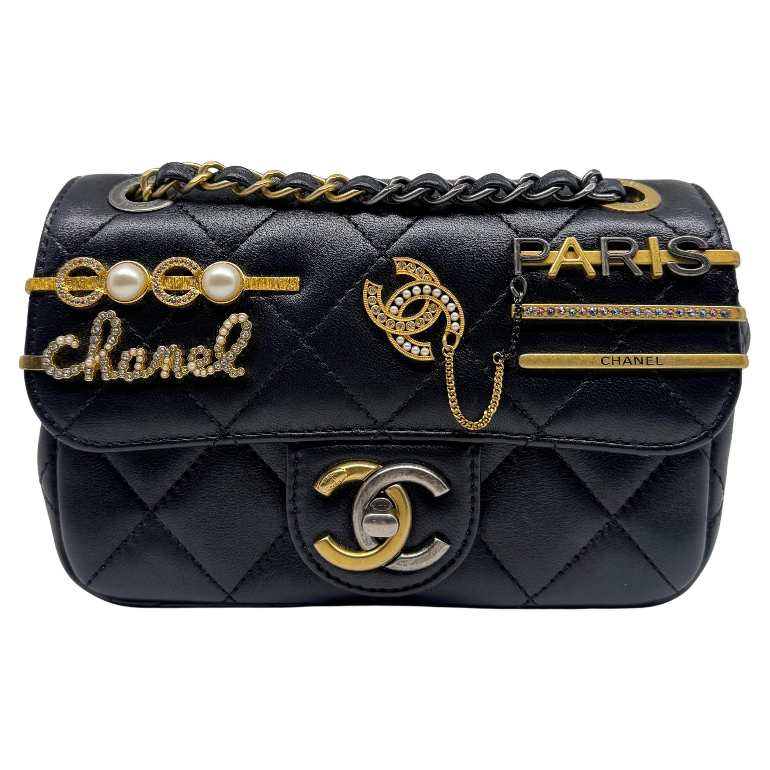 2022 Chanel Mini Coco Clips in pelle d'agnello nera con patta con charme in vendita