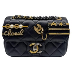 2022 Bolso con solapa mini Coco Clips de piel de cordero negra de Chanel