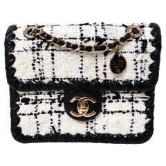 2022 Chanel Mini "My Own Frame" Sac à rabat en tweed noir et blanc