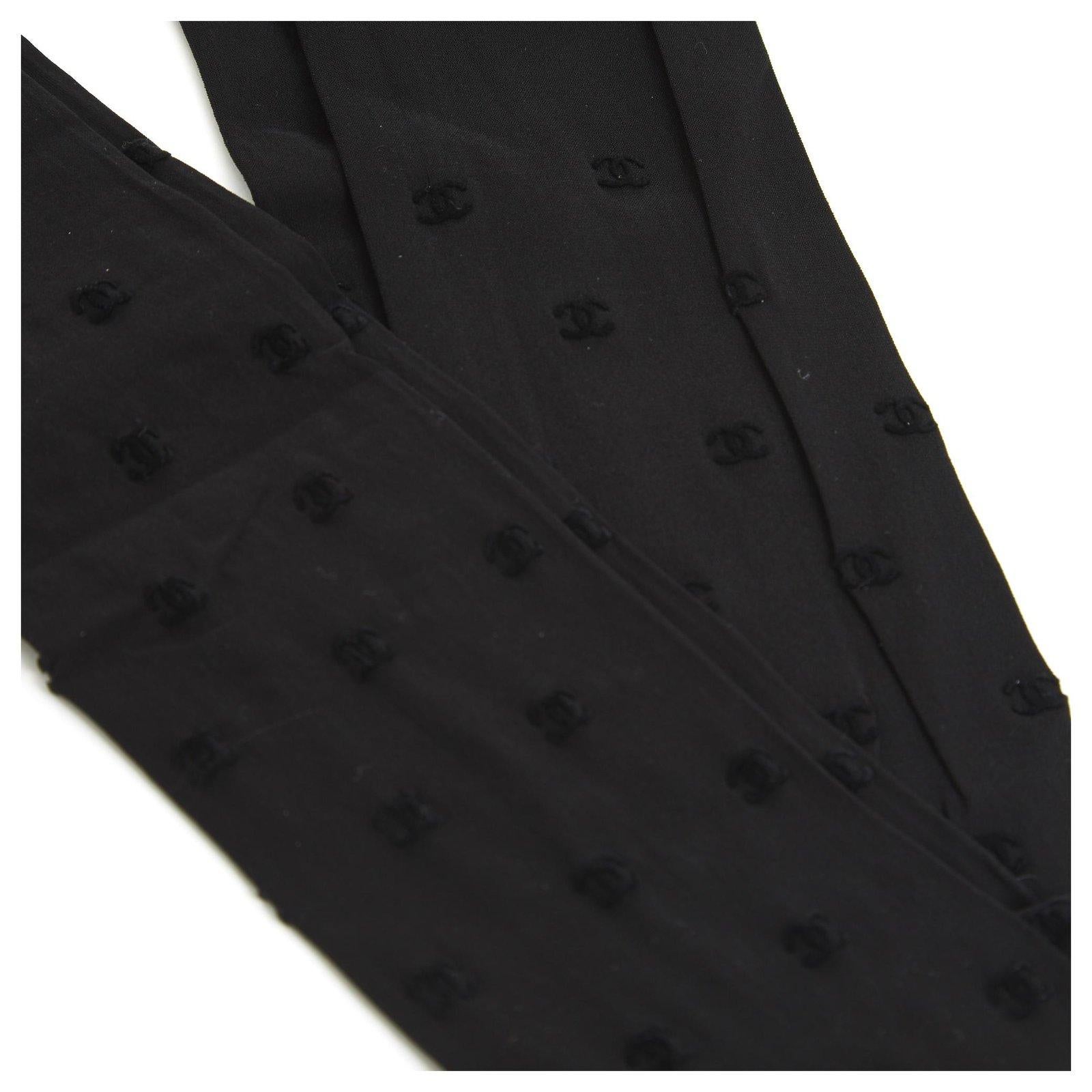 Collants noirs Chanel avec petits logos CC noirs, collection actuelle, taille M, parfaitement neufs, livrés dans leur emballage d'origine. Absolument pas trouvé...