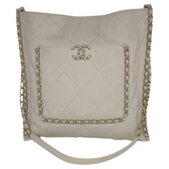 Chanel 2022 flache Tote Bag aus weißem Kalbsleder mit gestepptem Kettenbesatz