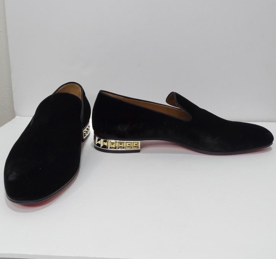 ¡Mocasines Christian Louboutin de terciopelo negro a estrenar con la caja original! Louboutin da un toque divertido al clásico mocasín negro con este impresionante motivo de gemas plateadas y doradas en el talón. Perfectos para cualquiera que busque