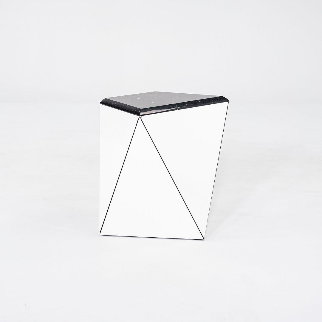 Il s'agit d'une table d'appoint Washington Prism conçue par Sir David Adjaye et produite par Knoll. Cet exemple particulier a été spécifié avec une coque blanche brillante et un plateau en marbre noir satiné. Il a été produit en 2022 et a été acquis