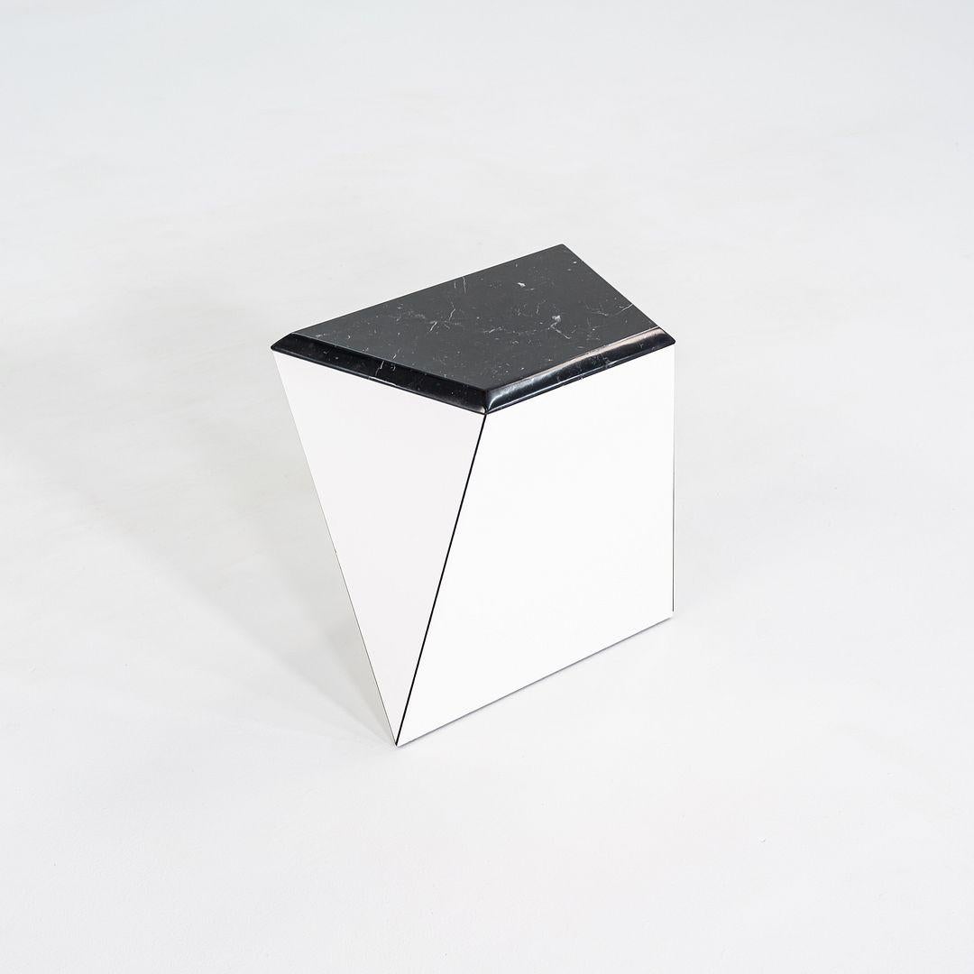2022 David Adjaye for Knoll Washington Prism Side Table in White / Black Marble (table d'appoint en marbre blanc et noir) Bon état - En vente à Philadelphia, PA