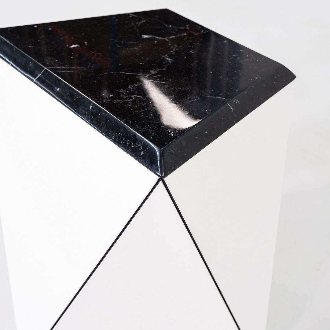 XXIe siècle et contemporain 2022 David Adjaye for Knoll Washington Prism Side Table in White / Black Marble (table d'appoint en marbre blanc et noir) en vente