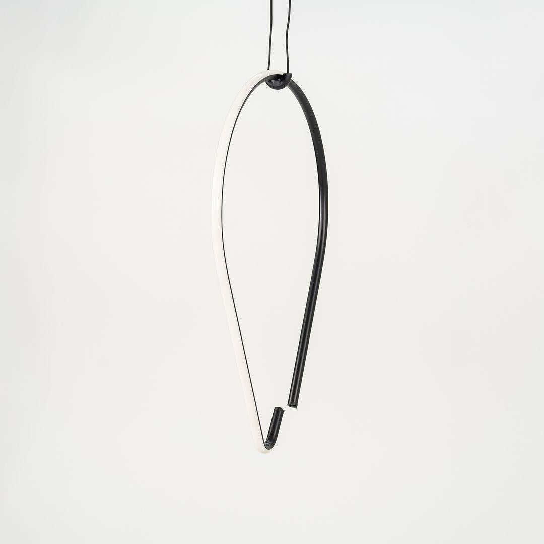 Sono in vendita dieci lampade a sospensione Arrangements Drop Up, vendute singolarmente, realizzate in alluminio, silicone e policarbonato. La lampada è stata progettata da Michael Anastassiades e prodotta da Flos¬†in Italia. Risale al 2022 circa ed