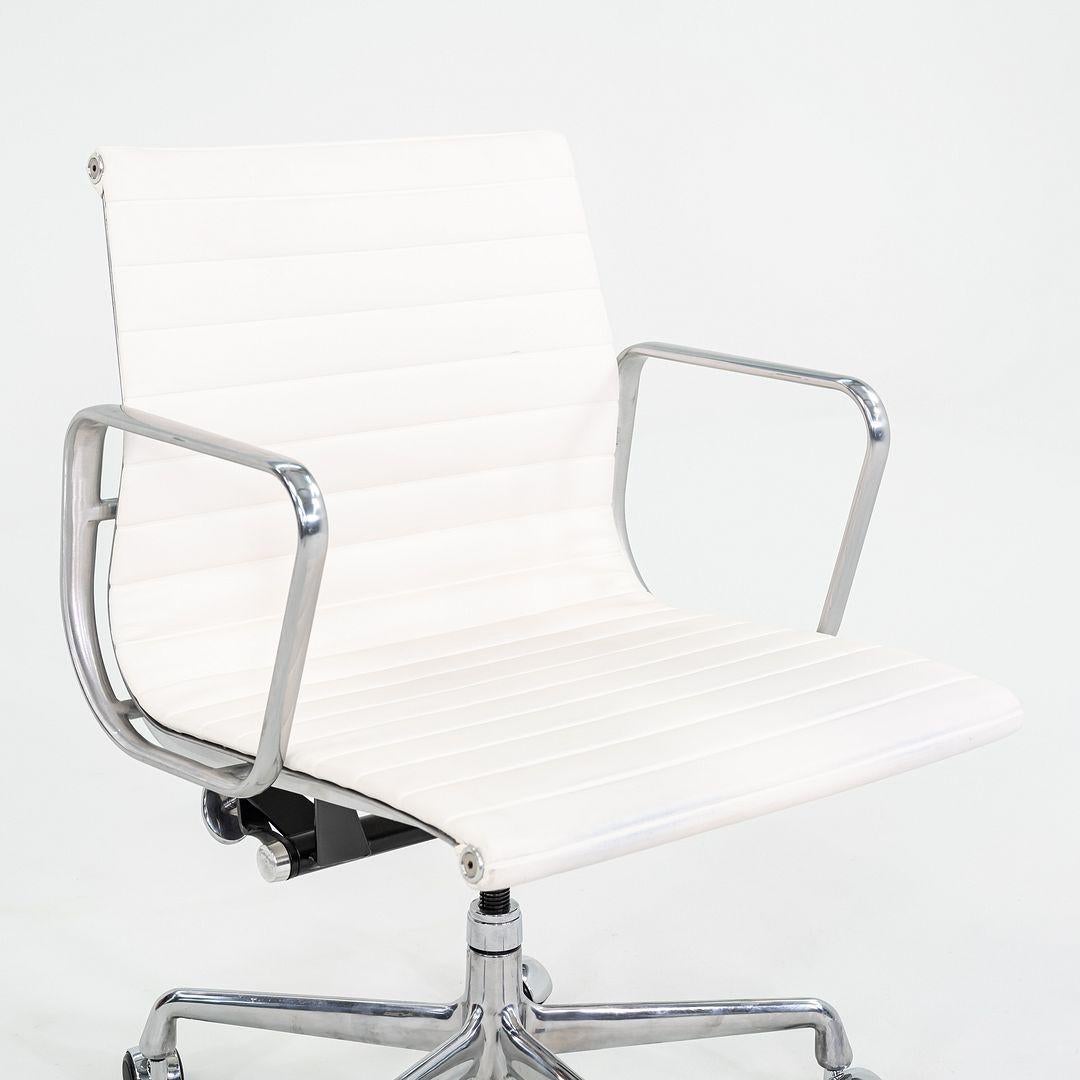2022 Sedia da scrivania per gruppi Eames in alluminio con tappezzeria in sequel bianco in vendita 3