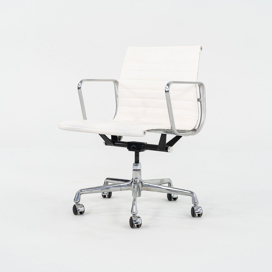 2022 Sedia da scrivania per gruppi Eames in alluminio con tappezzeria in sequel bianco in vendita 4