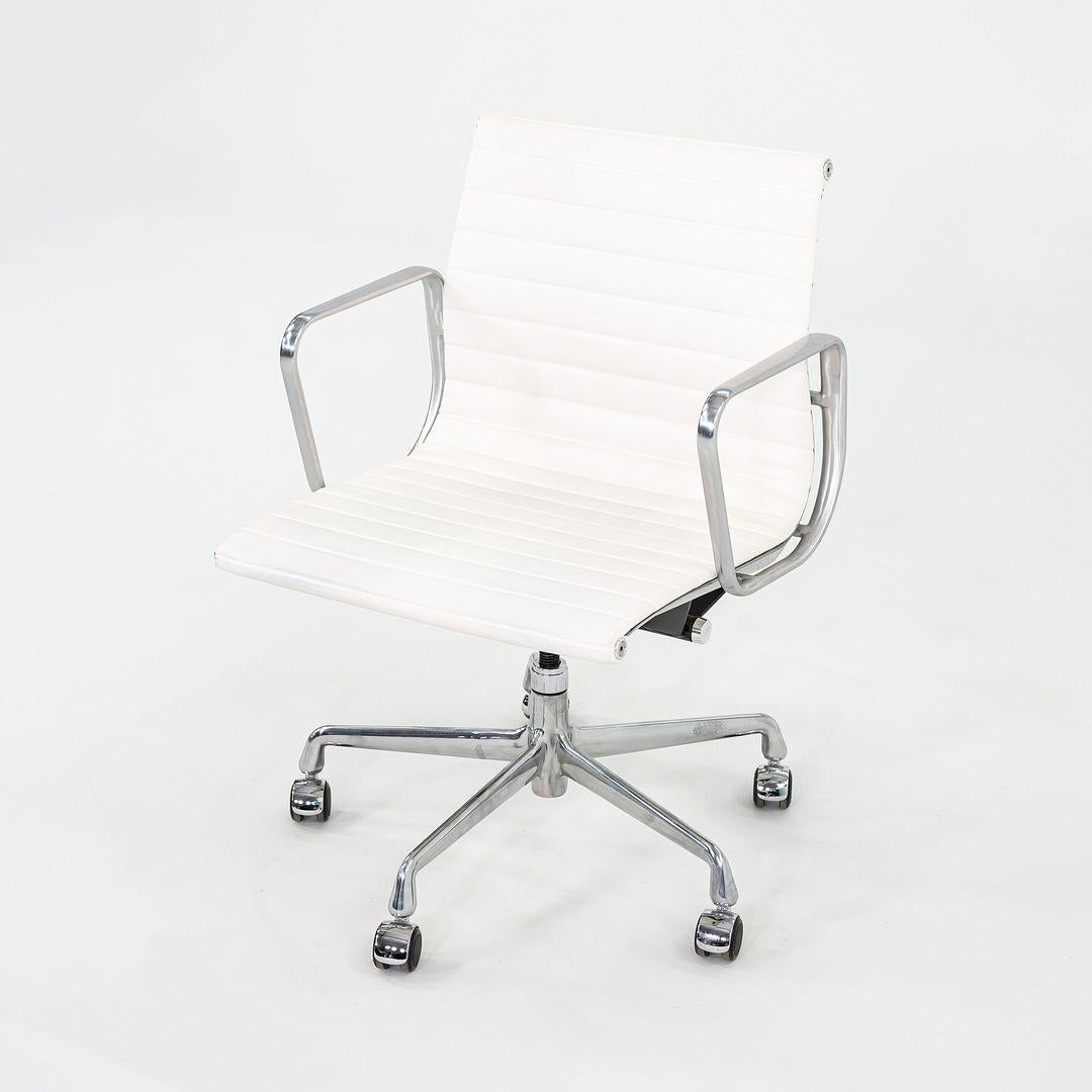 Queste sono sedie da scrivania Eames Group Management in alluminio, modello EA335, disegnate da Ray e Charles Eames per Herman Miller nel 1958. Questi esemplari in particolare sono stati prodotti nel 2022. Il design è caratterizzato da una struttura
