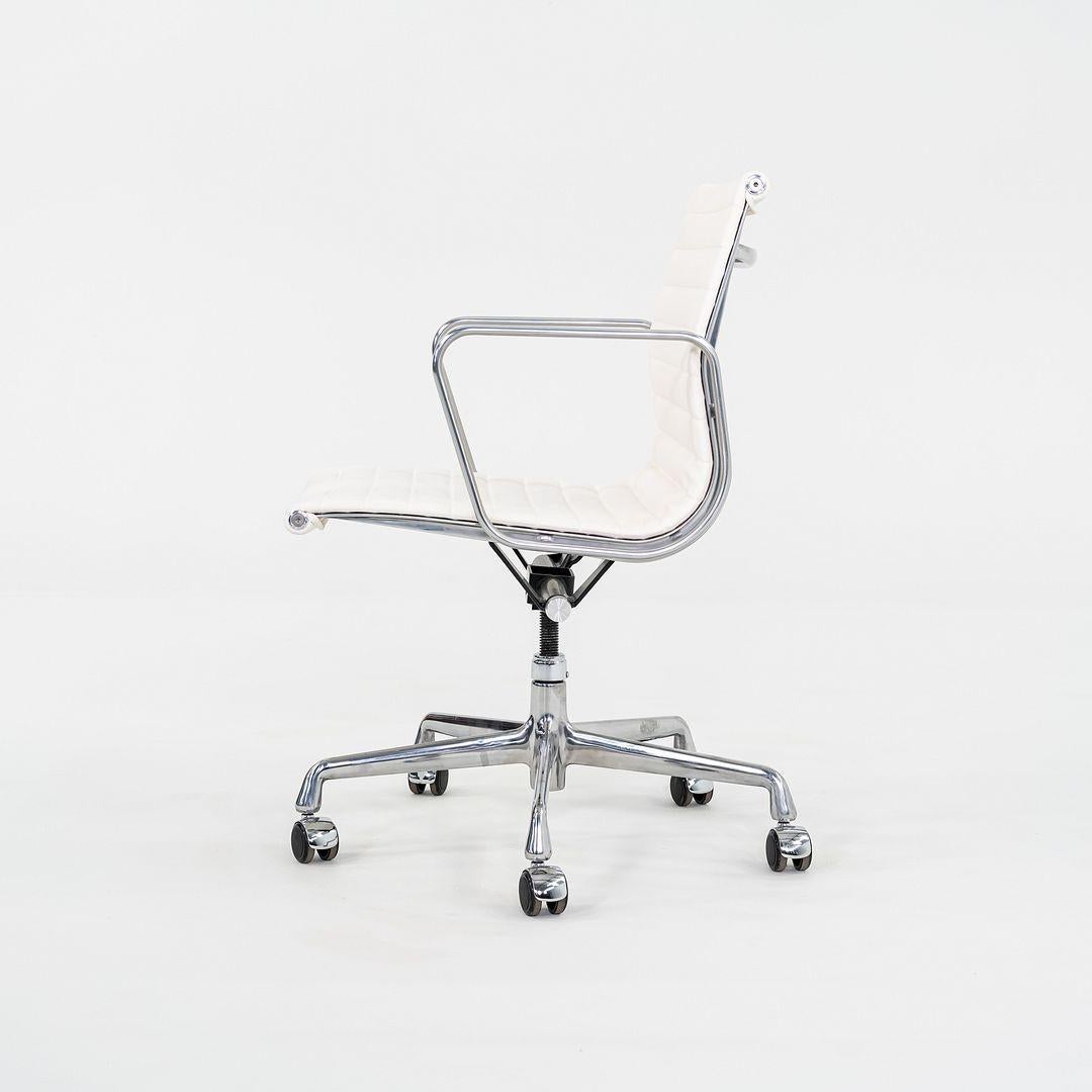 Moderno 2022 Sedia da scrivania per gruppi Eames in alluminio con tappezzeria in sequel bianco in vendita
