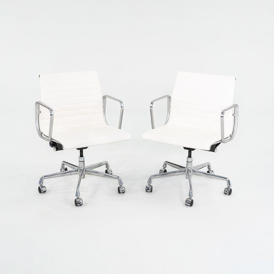 Americano 2022 Sedia da scrivania per gruppi Eames in alluminio con tappezzeria in sequel bianco in vendita