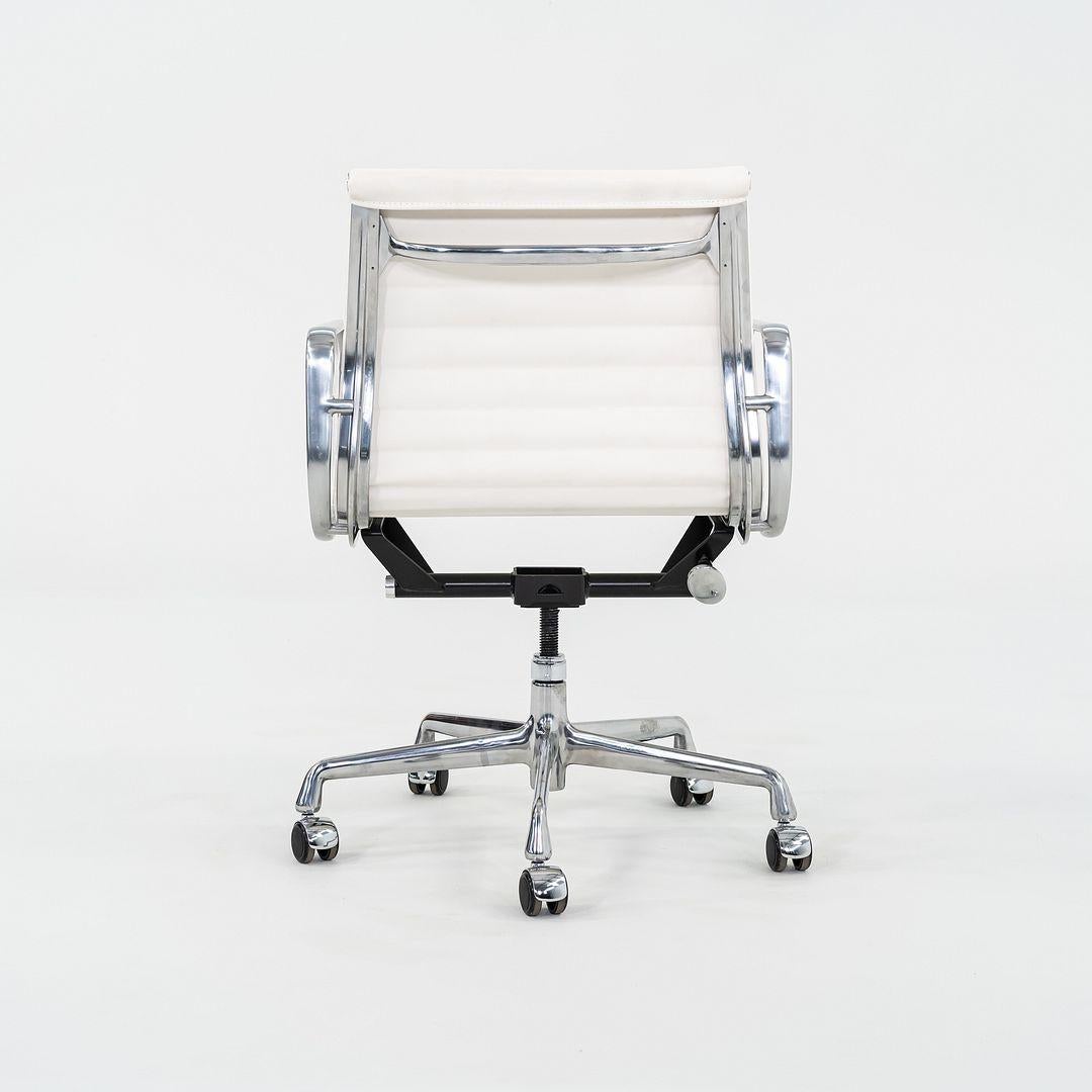 2022 Sedia da scrivania per gruppi Eames in alluminio con tappezzeria in sequel bianco In condizioni ottime in vendita a Philadelphia, PA
