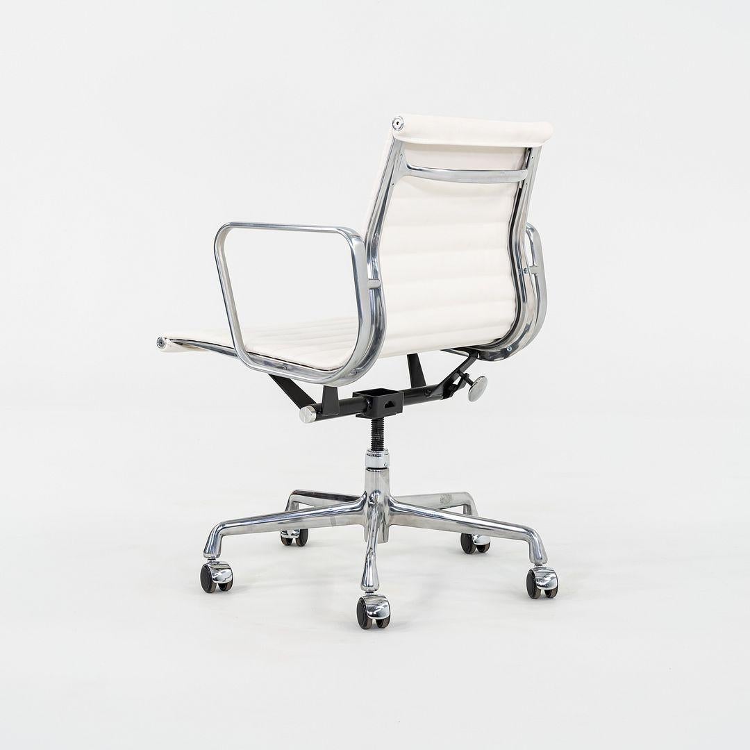 XXI secolo e contemporaneo 2022 Sedia da scrivania per gruppi Eames in alluminio con tappezzeria in sequel bianco in vendita