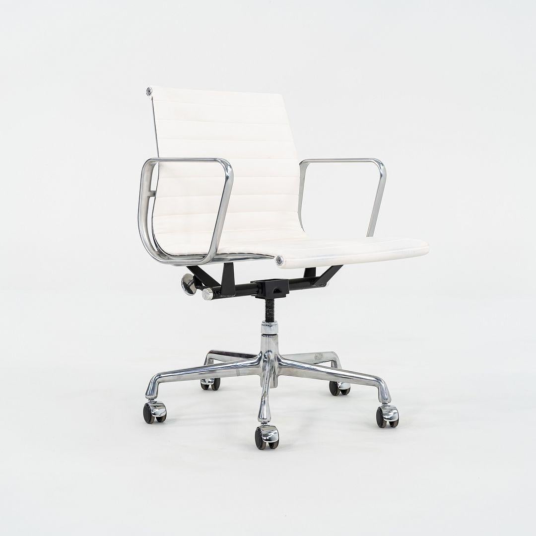 Alluminio 2022 Sedia da scrivania per gruppi Eames in alluminio con tappezzeria in sequel bianco in vendita