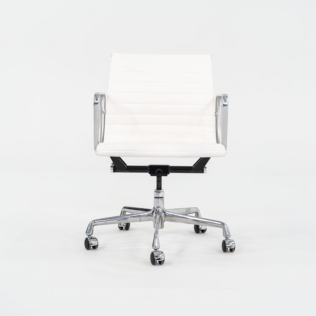2022 Sedia da scrivania per gruppi Eames in alluminio con tappezzeria in sequel bianco in vendita 1