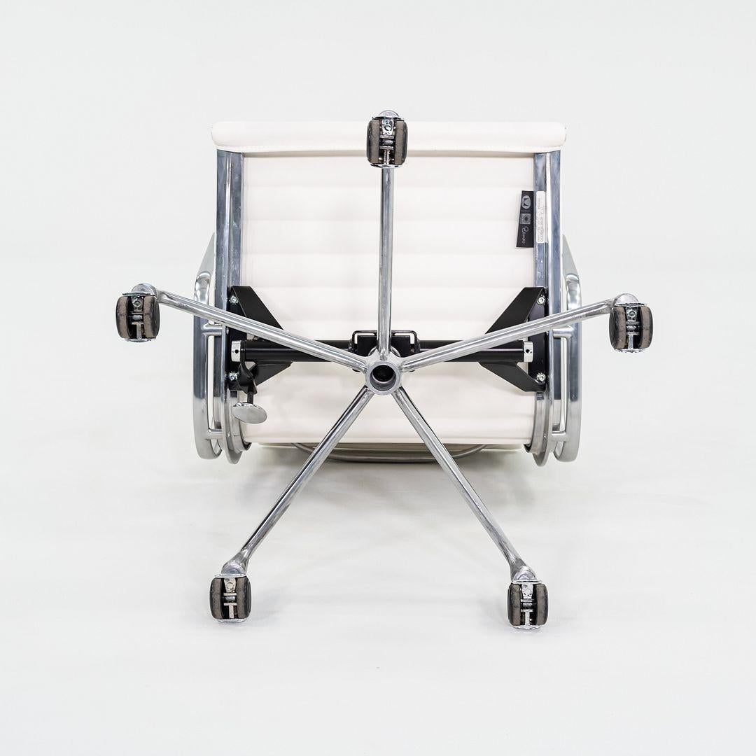 2022 Sedia da scrivania per gruppi Eames in alluminio con tappezzeria in sequel bianco in vendita 2