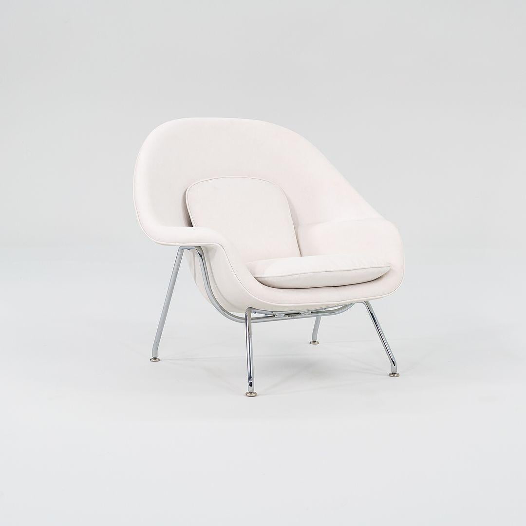Moderno 2022 Eero Saarinen per Knoll Sedia a forma di grembo in pelle bianca, modello 70LS in vendita