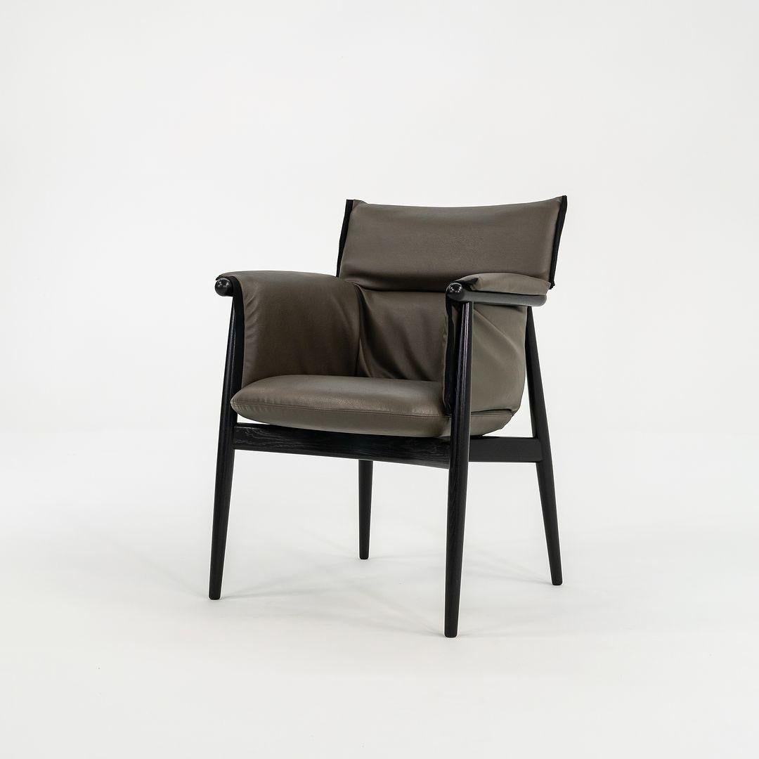 Fauteuil de salle à manger Embrace en cuir gris 2022 EOOS pour Carl Hansen, modèle E005 en vente 3