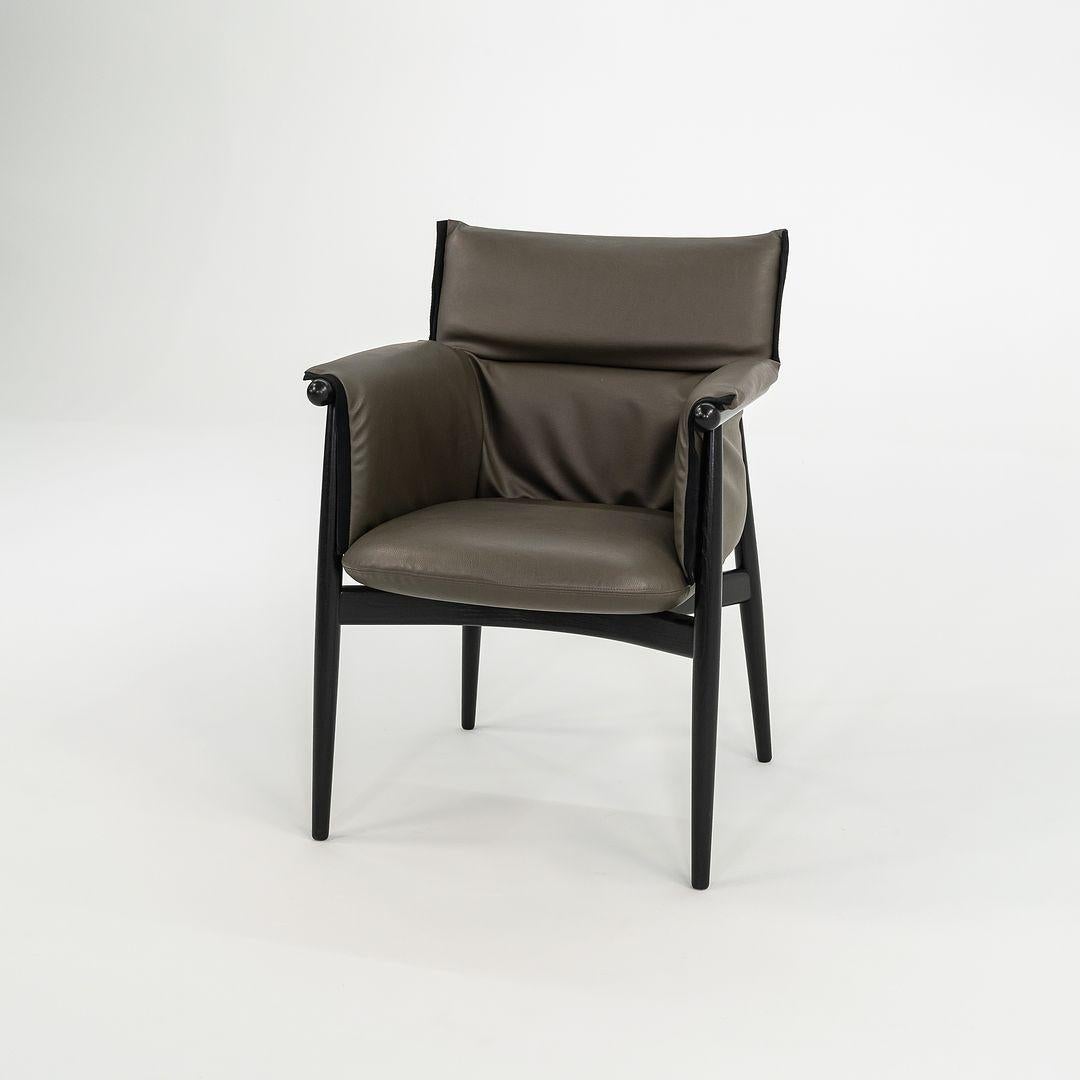 XXIe siècle et contemporain Fauteuil de salle à manger Embrace en cuir gris 2022 EOOS pour Carl Hansen, modèle E005 en vente
