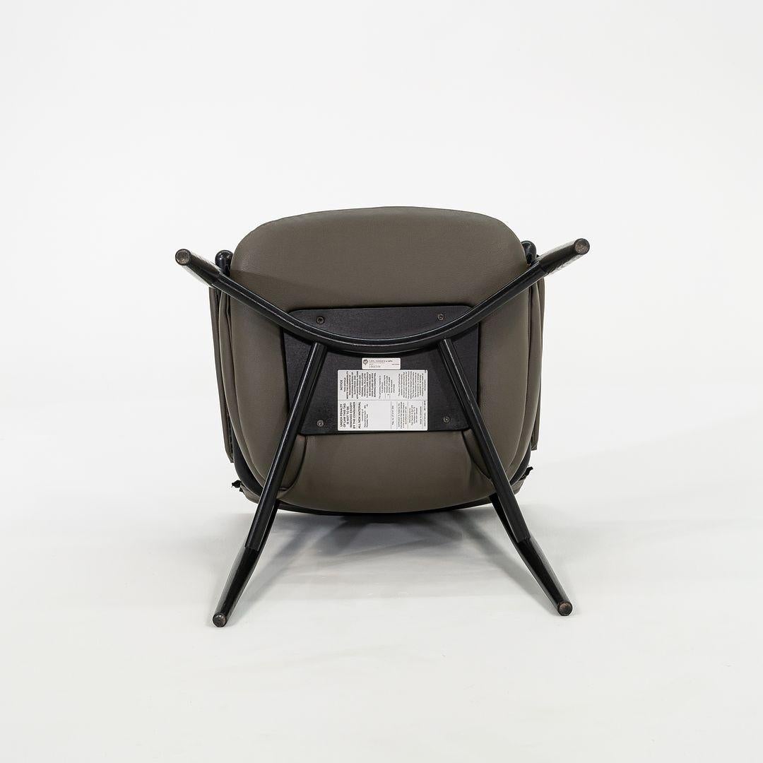 Fauteuil de salle à manger Embrace en cuir gris 2022 EOOS pour Carl Hansen, modèle E005 en vente 1