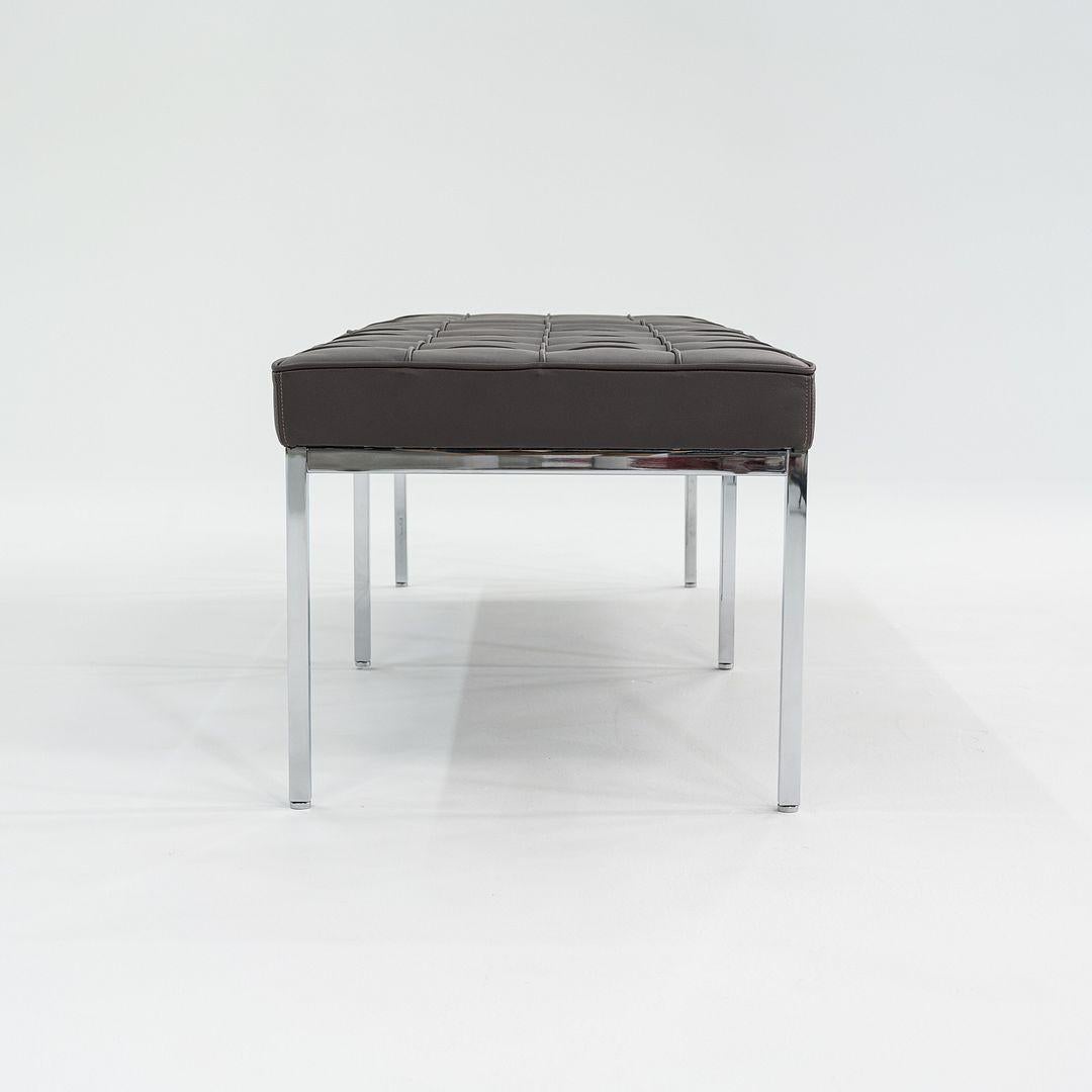 2022 Banc trois places Florence Knoll en cuir Brown foncé et chrome en vente 3