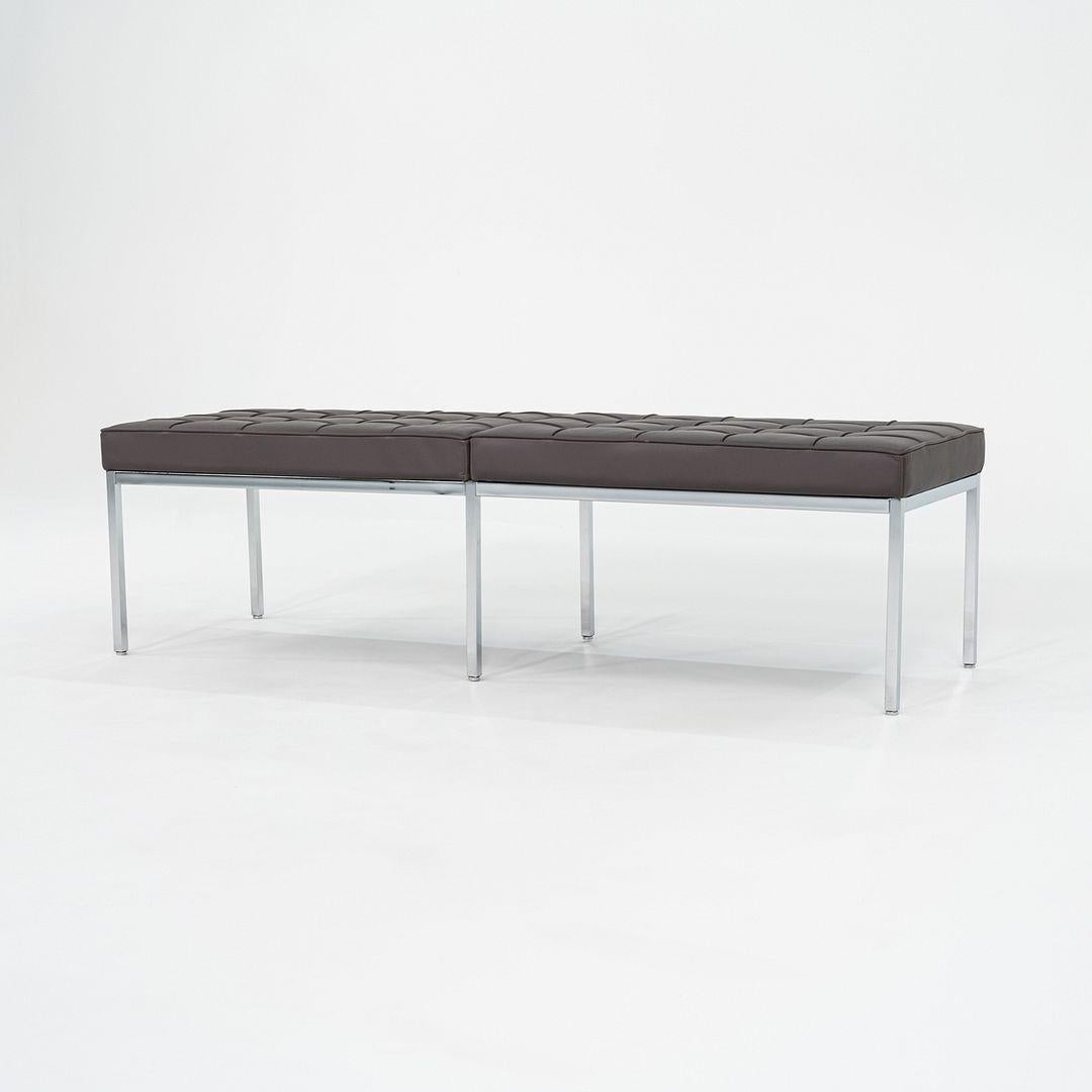 Il s'agit d'un banc Florence Knoll, conçu pour Knoll en 1954. Ce banc date de 2022 et est apparemment intact (ou presque). Le design incorpore un simple cadre en acier chromé avec un siège rembourré, doté d'un revêtement en cuir lisse brun foncé