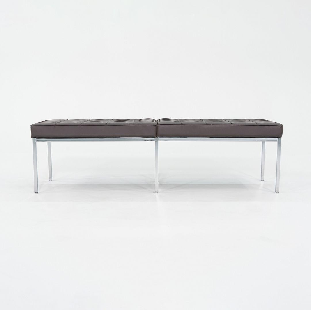 Américain 2022 Banc trois places Florence Knoll en cuir Brown foncé et chrome en vente