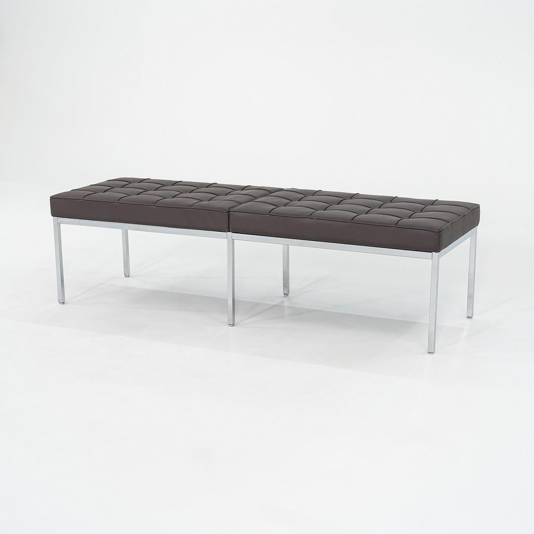 2022 Banc trois places Florence Knoll en cuir Brown foncé et chrome Excellent état - En vente à Philadelphia, PA