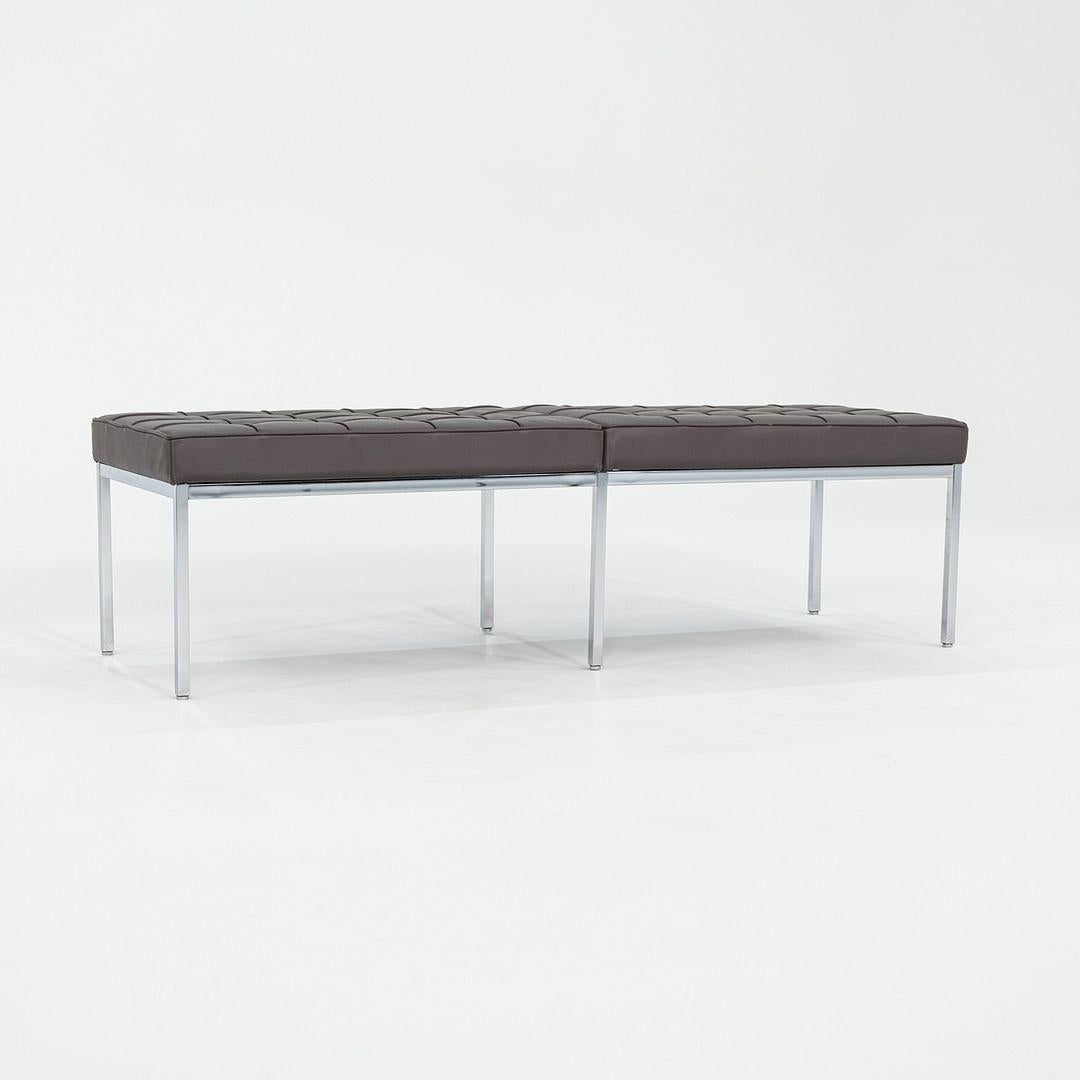 XXIe siècle et contemporain 2022 Banc trois places Florence Knoll en cuir Brown foncé et chrome en vente
