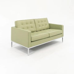 Florence Knoll Zweisitzer-Sessel / Loveseat-Sofa aus grünem Leder, 2022