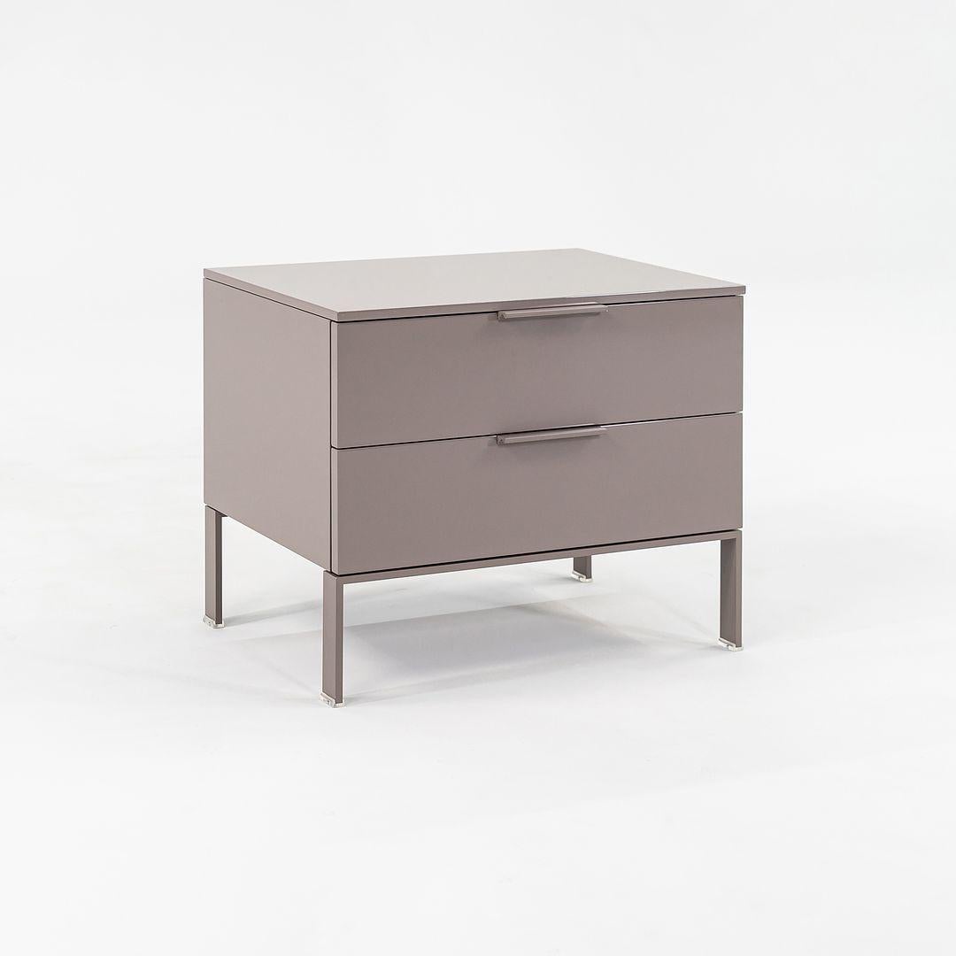 In vendita c'è un mobile Brest Notte con 2 cassetti realizzato con pannelli rigidi placcati in melamina su una base in metallo con finitura laccata grigio fango. Il mobile, disegnato da Giulio Cappellini e prodotto da Cappellini¬†in Italia, risale
