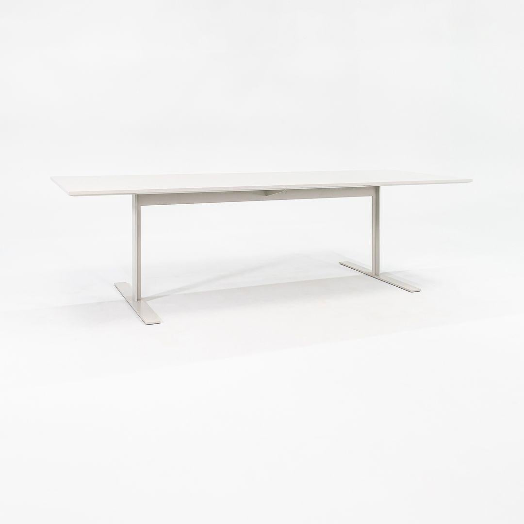 Nous proposons à la vente une table Luxor dont le plateau est en bois poli avec une laque gris clair. La table a été conçue par Giulio Cappellini. Il a été produit par Cappellini¬† en Italie, date d'environ 2022 et est garanti comme