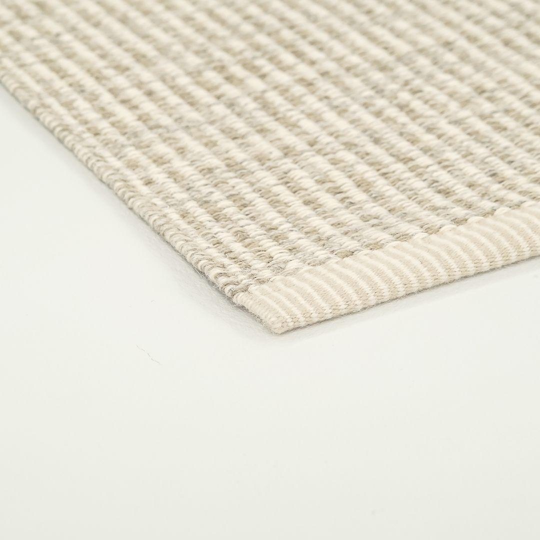 XXI secolo e contemporaneo 2022 Gunilla Lagerhem Ullberg #22 Tappeto a righe Hagga 981 STRIPE ICON/ 882 Lino in vendita