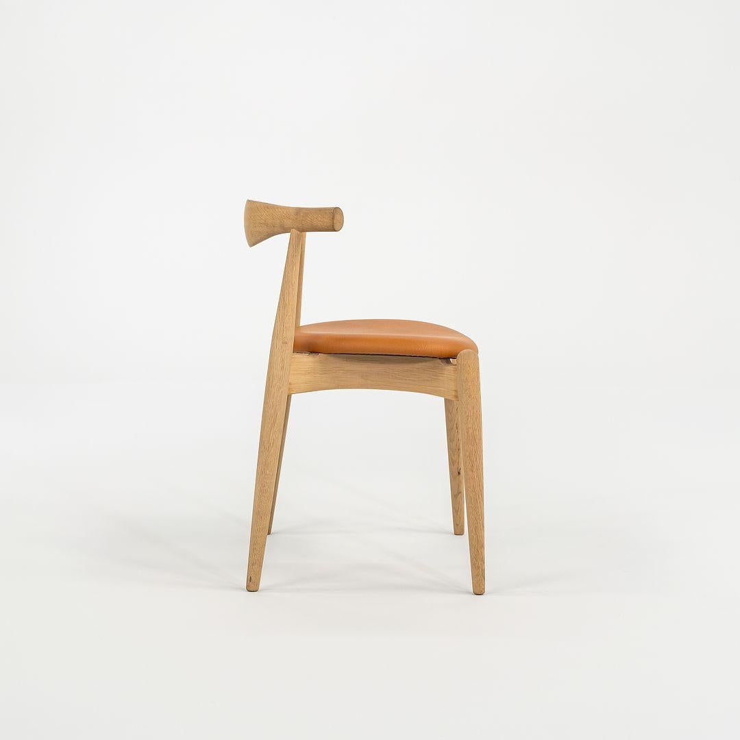 2022 Hans Wegner für Carl Hansen CH20 Ellenbogenstuhl OAK mit karamellfarbenem Lederpad (21. Jahrhundert und zeitgenössisch) im Angebot
