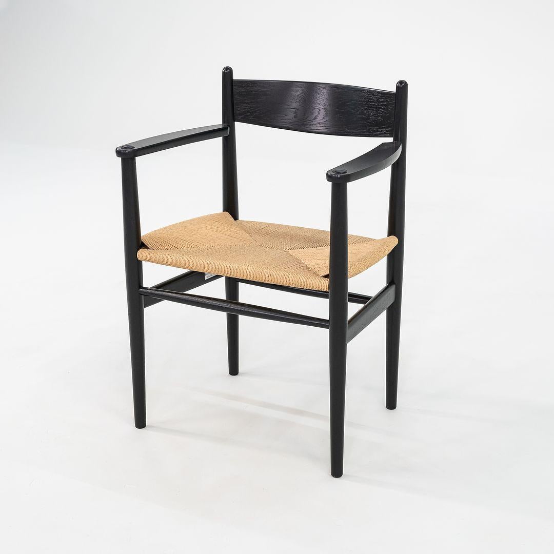 Dies ist ein CH37 Esszimmerstuhl mit einem Gestell aus schwarzer massiver Eiche und einem Sitz aus Naturpapierkordel. Der von Hans Wegner entworfene und von Carl Hansen & Son in Dänemark hergestellte Stuhl stammt aus der Zeit um 2022 und ist