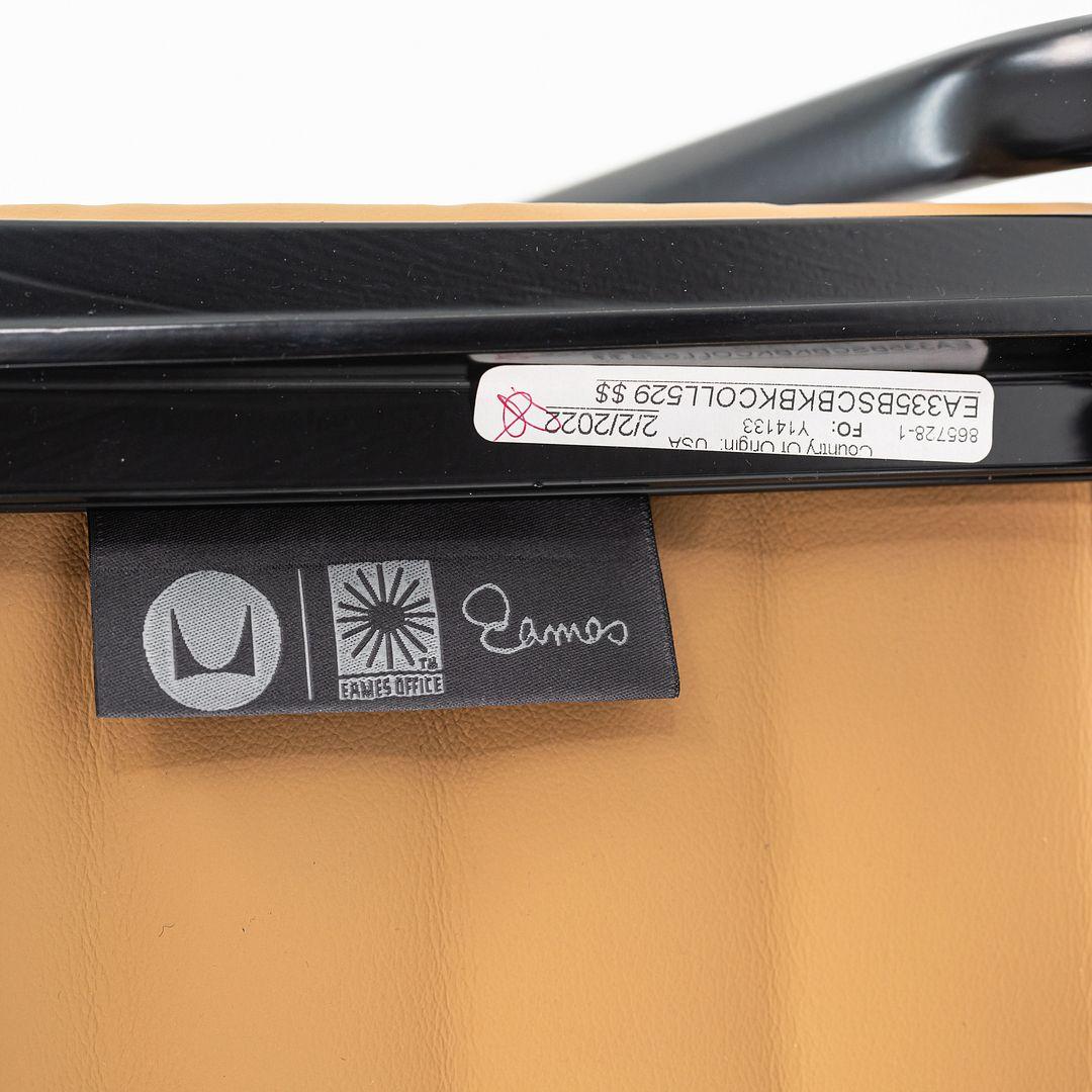 Chaise de bureau de gestion de groupe Eames en cuir brun clair 2022 Herman Miller en vente 3