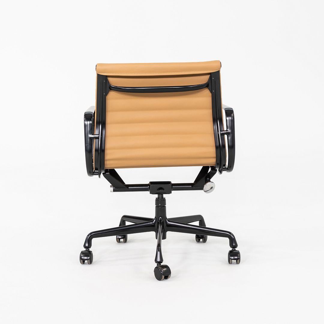 Chaise de bureau de gestion de groupe Eames en cuir brun clair 2022 Herman Miller en vente 4